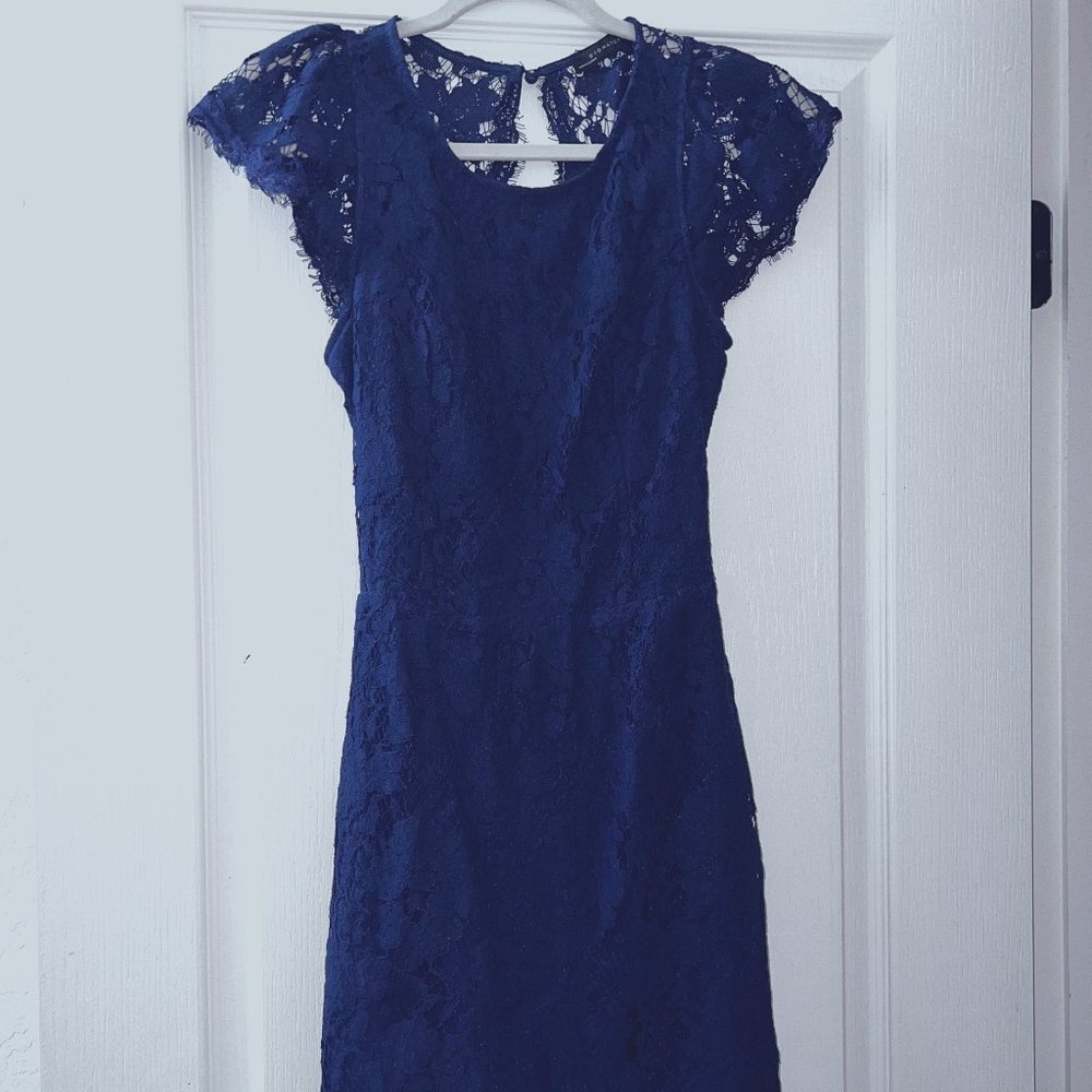 Lace dress with a cut out back and pockets!! - BRAND NEW
